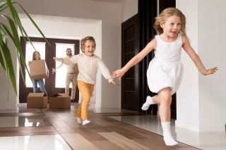 Foto: Kinder spielen im Haus